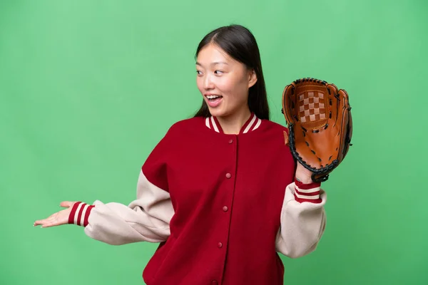 Jonge Aziatische Vrouw Met Honkbal Handschoen Geïsoleerde Achtergrond Met Verrassing — Stockfoto
