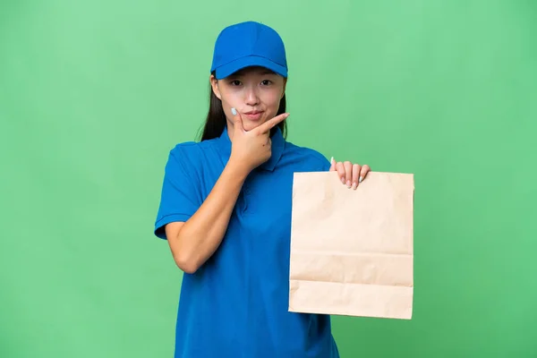 Νεαρή Ασιάτισσα Που Παίρνει Μια Σακούλα Φαγητό Αντί Για Απομονωμένη — Φωτογραφία Αρχείου