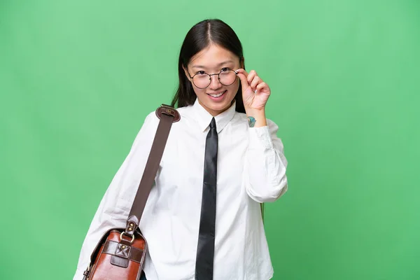 年轻的亚洲女商人 背景偏僻 戴着眼镜 很快乐 — 图库照片