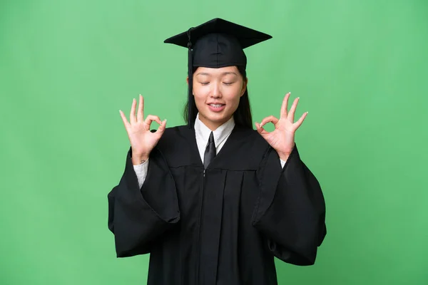 Üniversiteden Mezun Asyalı Genç Bir Kadın Zen Pozuyla Izole Edilmiş — Stok fotoğraf
