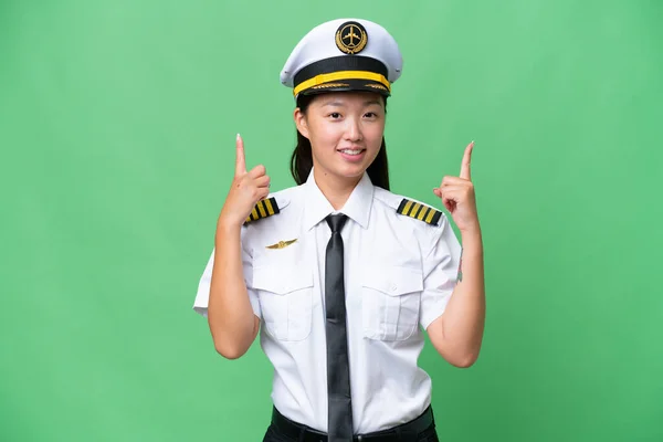 Pilot Samolotu Azjatka Kobieta Odosobnionym Tle Wskazując Świetny Pomysł — Zdjęcie stockowe