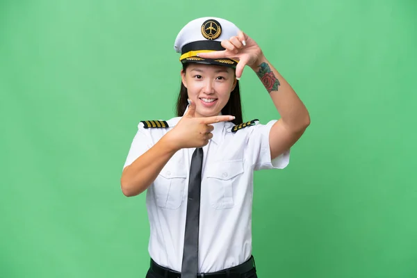 飞机驾驶员亚洲女人克服孤立的背景聚焦脸 框框符号 — 图库照片