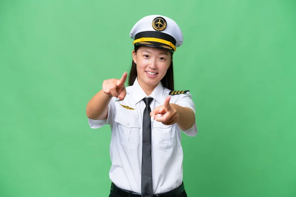 곳에서 비행기 조종사인 아시아 여자가 웃으면서 당신을 손가락 질한다 — 스톡 사진