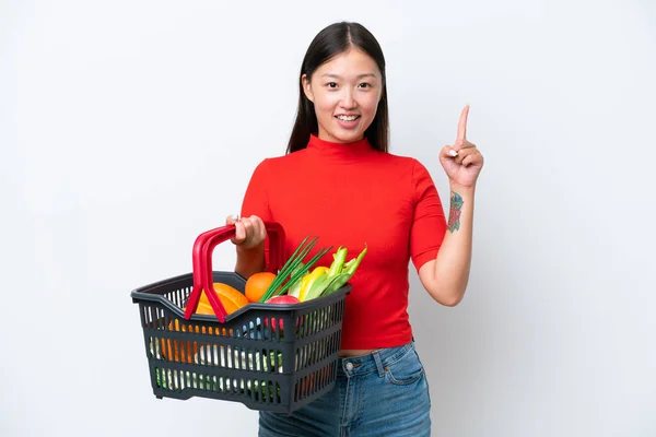 Genç Asyalı Kadın Elinde Yiyecek Dolu Bir Sepet Tutuyor Beyaz — Stok fotoğraf
