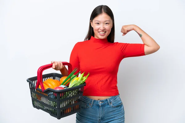 Jong Aziatische Vrouw Holding Een Winkelmandje Vol Eten Geïsoleerd Witte — Stockfoto