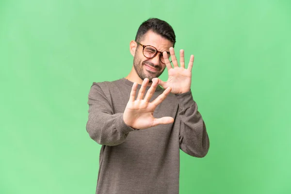 Νεαρός Όμορφος Καυκάσιος Πάνω Από Απομονωμένο Φόντο Νευρικός Τεντώνει Χέρια — Φωτογραφία Αρχείου