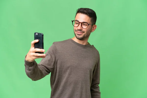 Soyutlanmış Geçmişi Olan Yakışıklı Beyaz Bir Adam Selfie Çekiyor — Stok fotoğraf