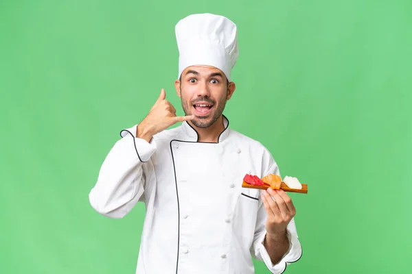 Jonge Kaukasische Chef Kok Die Sushi Vasthoudt Geïsoleerde Achtergrond Telefoongesprek — Stockfoto