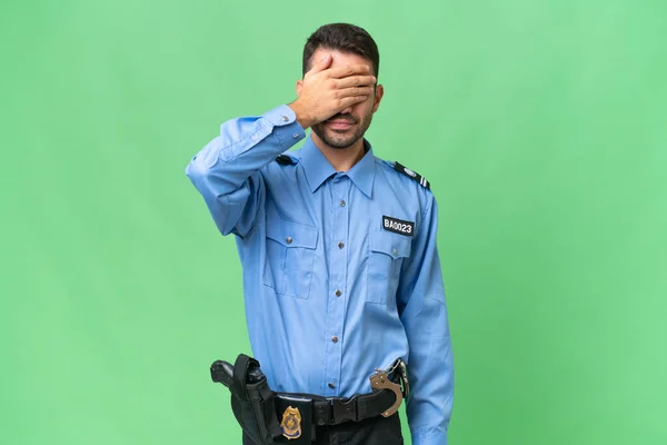 Νεαρός Αστυνομικός Καυκάσιος Πάνω Από Απομονωμένο Φόντο Που Καλύπτει Μάτια — Φωτογραφία Αρχείου
