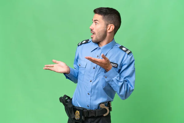 Młody Policjant Kaukaski Człowiek Odizolowane Tło Zaskoczenie Wyraz Podczas Patrząc — Zdjęcie stockowe