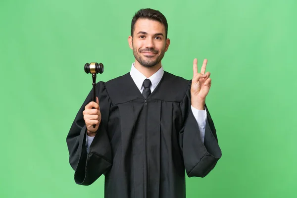 Giudice Uomo Caucasico Sfondo Isolato Sorridente Mostrando Segno Vittoria — Foto Stock