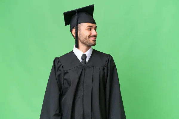 年轻的大学毕业生克服了孤立的背景 — 图库照片