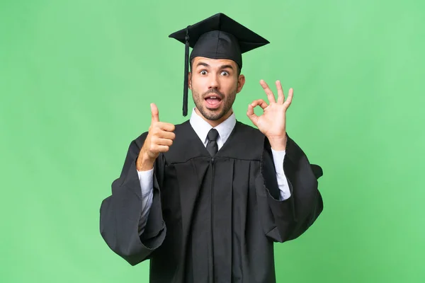 Jovem Universitário Graduado Homem Sobre Isolado Fundo Mostrando Sinal Polegar — Fotografia de Stock