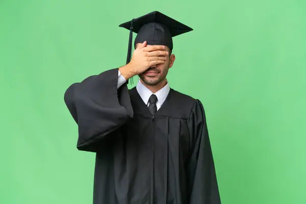 Mladý Vysokoškolský Absolvent Přes Izolované Pozadí Zakrývající Oči Rukama Nechci — Stock fotografie
