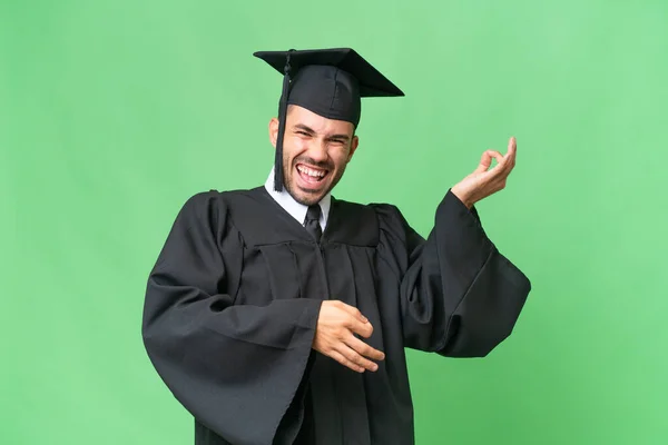Νεαρός Απόφοιτος Πανεπιστημίου Άνθρωπος Πάνω Από Απομονωμένο Υπόβαθρο Κάνοντας Χειρονομία — Φωτογραφία Αρχείου