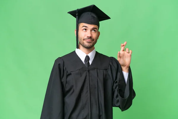 Νεαρός Απόφοιτος Πανεπιστημίου Άνθρωπος Πάνω Από Απομονωμένο Υπόβαθρο Δάχτυλα Σταυρώνουν — Φωτογραφία Αρχείου