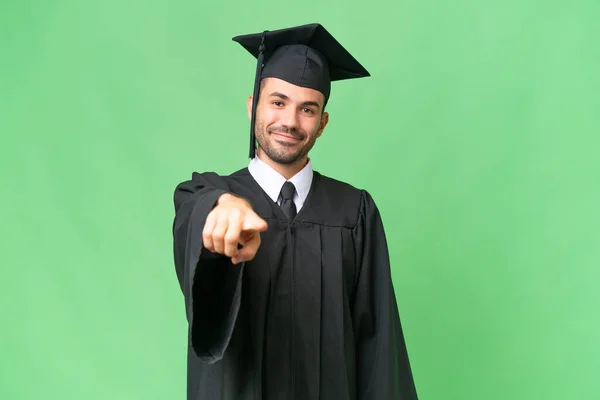 Jovem Universitário Graduado Homem Sobre Isolado Fundo Aponta Dedo Para — Fotografia de Stock