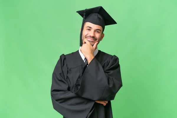 Νεαρός Απόφοιτος Πανεπιστημίου Πάνω Από Απομονωμένη Φόντο Χαμογελώντας — Φωτογραφία Αρχείου