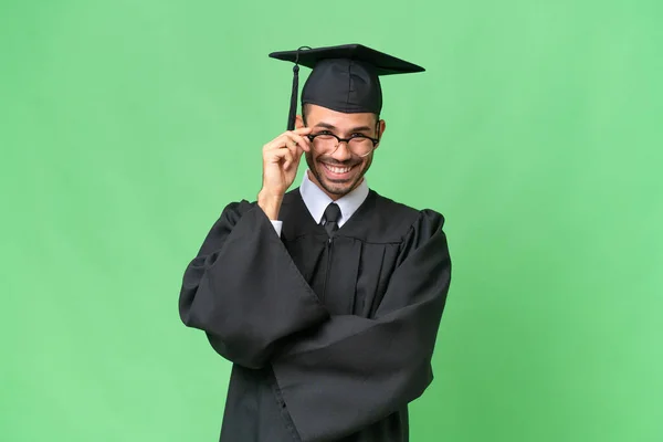 Νεαρός Απόφοιτος Πανεπιστημίου Άνθρωπος Πάνω Από Απομονωμένο Υπόβαθρο Γυαλιά Και — Φωτογραφία Αρχείου