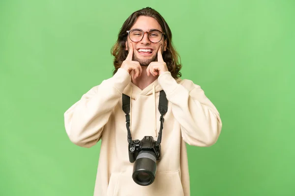 Ung Fotograf Man Över Isolerad Bakgrund Ler Med Ett Lyckligt — Stockfoto