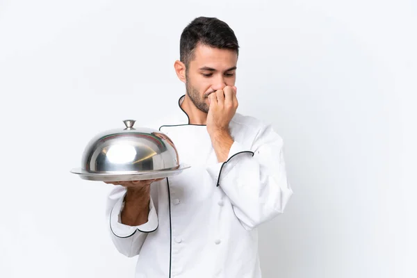 Jeune Chef Avec Plateau Isolé Sur Fond Blanc Ayant Des — Photo