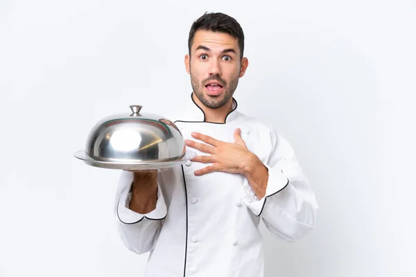 Jeune Chef Avec Plateau Isolé Sur Fond Blanc Surpris Choqué — Photo