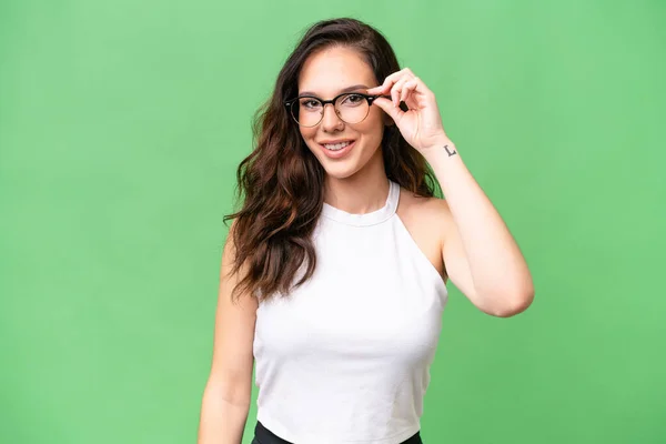 Junge Kaukasische Frau Isoliert Über Isolierten Hintergrund Mit Brille Und — Stockfoto