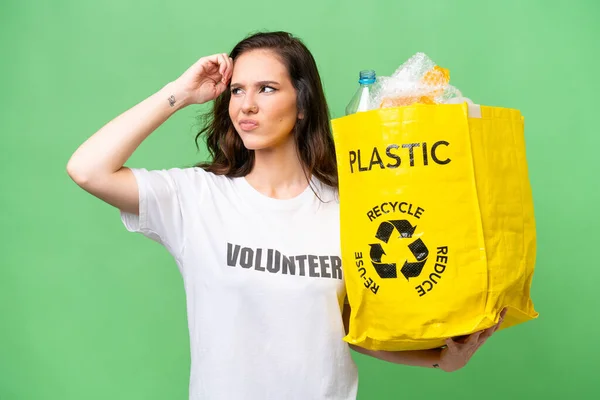 Młoda Kaukaska Kobieta Trzyma Worek Pełen Plastikowych Butelek Recyklingu Odizolowanym — Zdjęcie stockowe