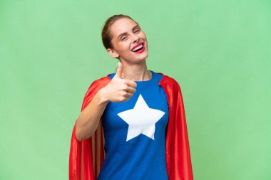 Süper Kahraman Kafkasyalı kadın izole edilmiş arka planda. Başparmakları havada. Çünkü iyi bir şey oldu.