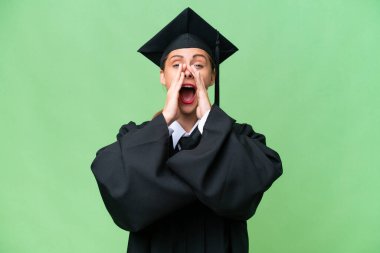 Genç üniversite mezunu beyaz bir kadın izole edilmiş arka planda bağırıyor ve bir şeyler söylüyor.