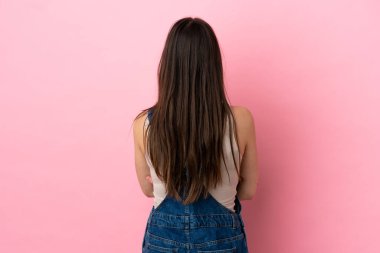 Pembe arka planda izole edilmiş beyaz bir kadın.