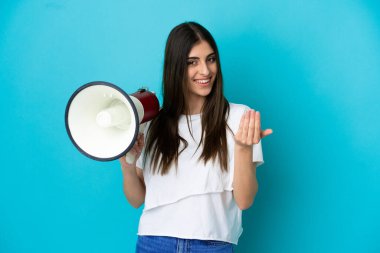 Mavi arka planda izole edilmiş genç beyaz bir kadın elinde bir megafonla gelmeye davet ediyor.