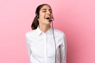 Genç pazarlamacı izole bir geçmişle gülüyor.