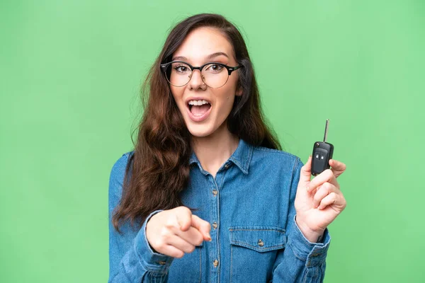 Νεαρή Καυκάσια Γυναίκα Κρατώντας Κλειδιά Του Αυτοκινήτου Πάνω Από Απομονωμένη — Φωτογραφία Αρχείου