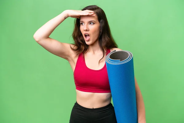 Giovane Donna Sportiva Che Lezioni Yoga Mentre Tiene Tappeto Sfondo — Foto Stock