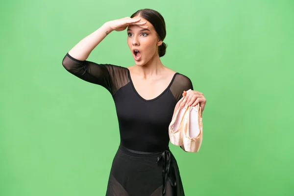 Jonge Kaukasische Vrouw Oefenen Ballet Geïsoleerde Achtergrond Doen Verrassing Gebaar — Stockfoto