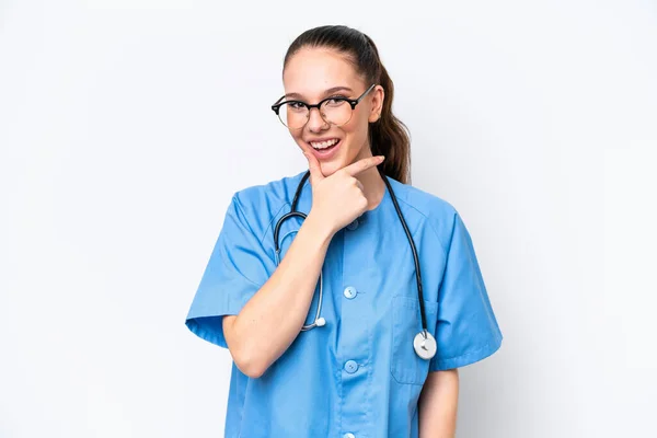 Jovem Cirurgiã Branca Mulher Médica Isolada Fundo Branco Sorrindo — Fotografia de Stock