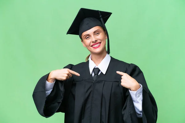 Junge Universitätsabsolventin Kaukasische Frau Über Isolierten Hintergrund Stolz Und Selbstzufrieden — Stockfoto