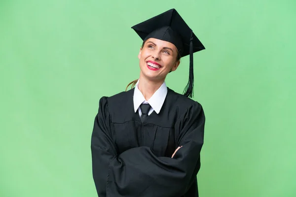 Junge Universitätsabsolventin Kaukasische Frau Mit Isoliertem Hintergrund Blickt Lächelnd Auf — Stockfoto