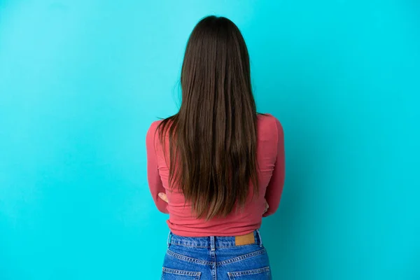 背部位置の青の背景に隔離された若い白人女性 — ストック写真
