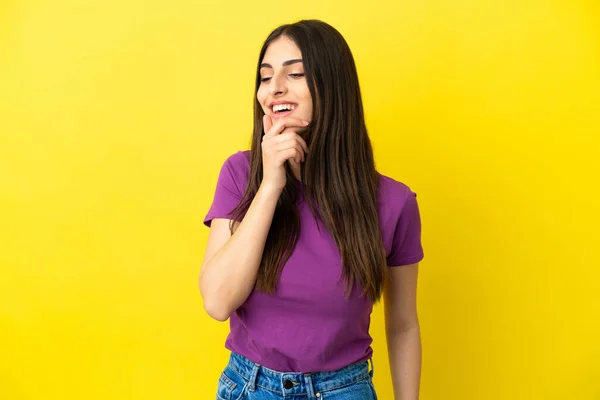 Jonge Blanke Vrouw Geïsoleerd Gele Achtergrond Kijken Naar Zijkant Glimlachen — Stockfoto