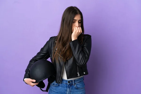 Mujer Joven Caucásica Con Casco Moto Aislado Sobre Fondo Púrpura — Foto de Stock