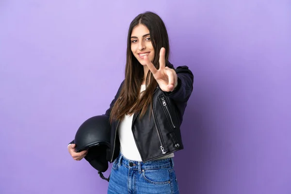 Mujer Joven Caucásica Con Casco Moto Aislado Sobre Fondo Púrpura — Foto de Stock