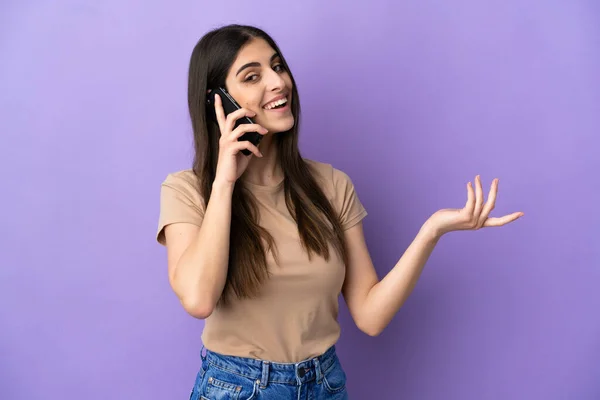Νεαρή Καυκάσια Γυναίκα Που Χρησιμοποιεί Κινητό Τηλέφωνο Απομονωμένο Μωβ Φόντο — Φωτογραφία Αρχείου