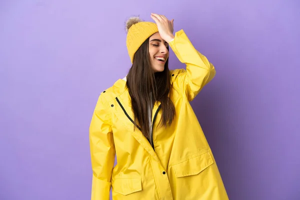 Νεαρή Καυκάσια Γυναίκα Φορώντας Αδιάβροχο Παλτό Απομονωμένο Μωβ Φόντο Έχει — Φωτογραφία Αρχείου