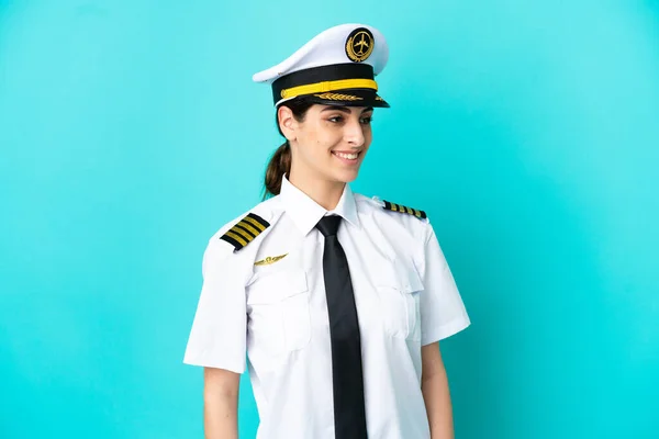 Flugzeug Pilot Kaukasische Frau Isoliert Auf Blauem Hintergrund Suchen Seite — Stockfoto