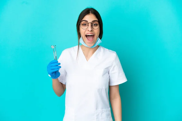 Young Caucasian Dentist Woman Holding Tools Isolated Blue Background Surprise — Stockfoto