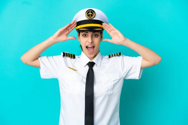 Avião Piloto Mulher Caucasiana Isolado Fundo Azul Com Expressão Surpresa — Fotografia de Stock