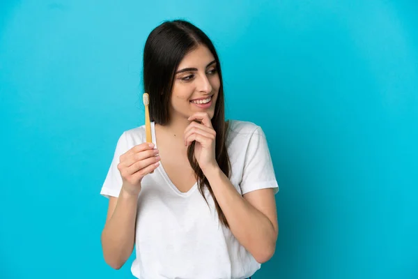 Młoda Kaukaska Kobieta Myje Zęby Odizolowane Niebieskim Tle Myśląc Pomysł — Zdjęcie stockowe