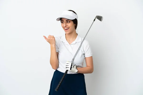 一位年轻英俊的高尔夫球手女子 在白色背景下被隔离 她指着旁边展示自己的产品 — 图库照片